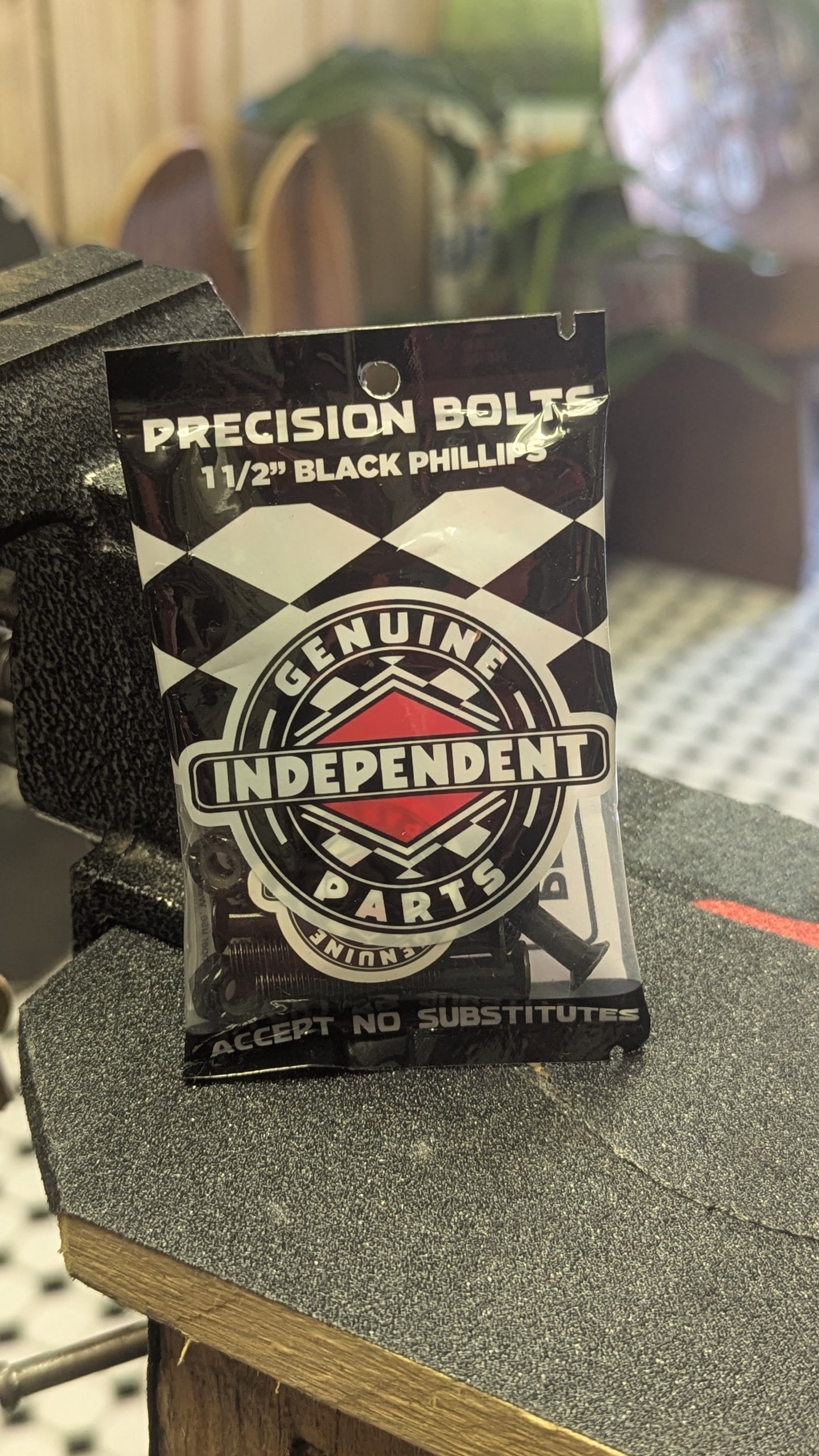 Independent Phillips Hardware 1 1/2"