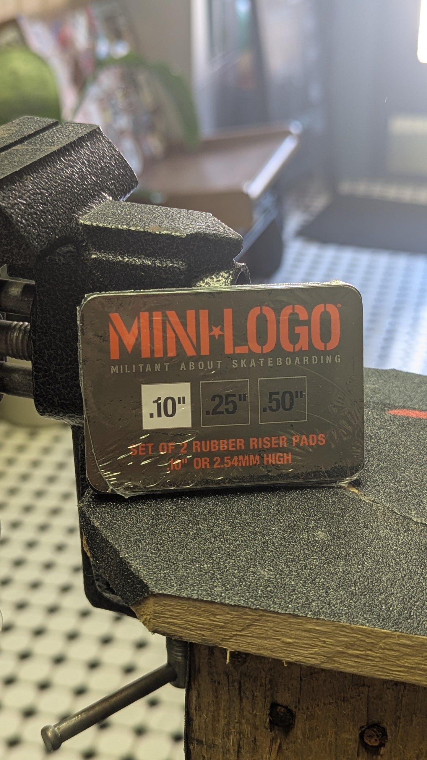 Mini Logo Shock Pads 1/10" Black